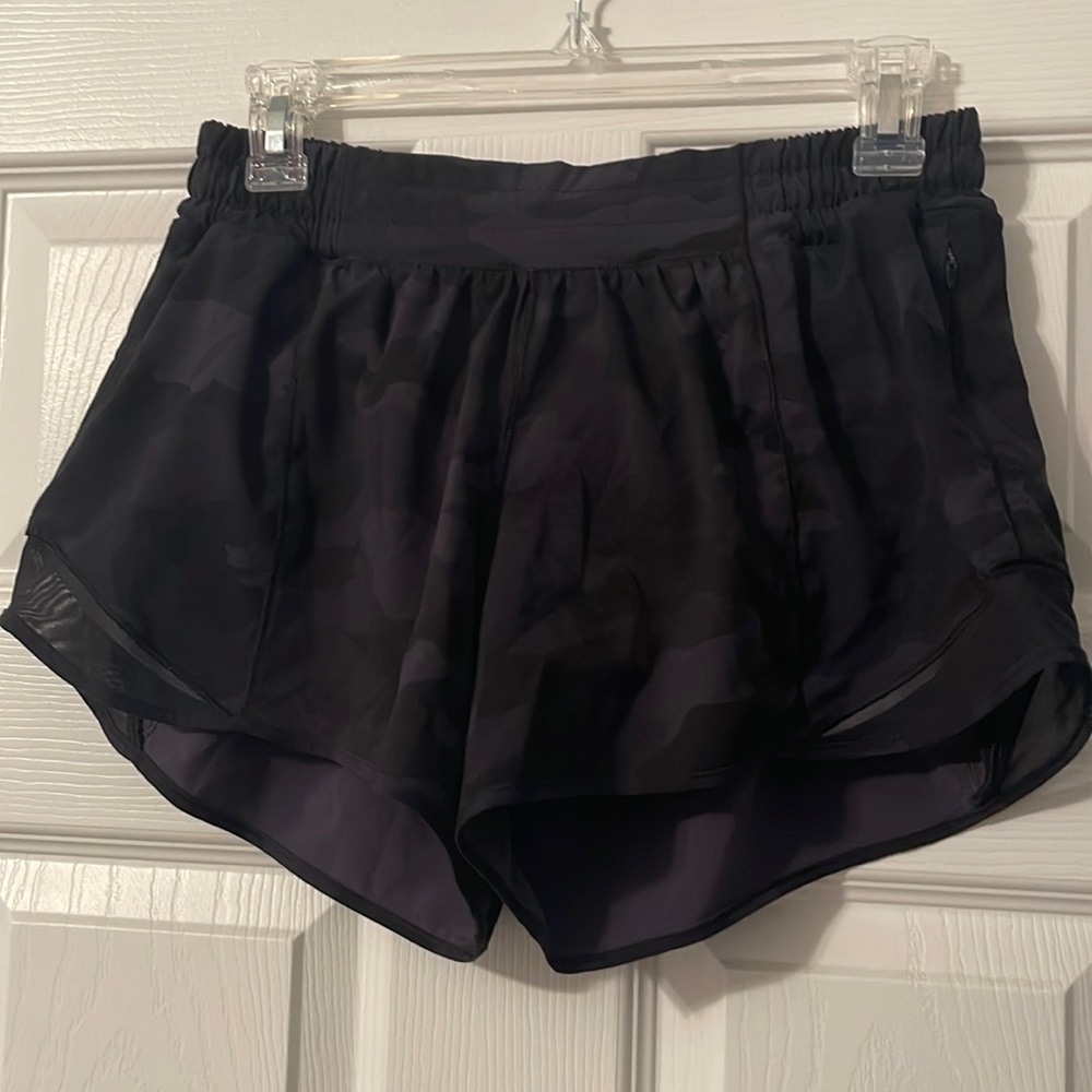 lululemon black camo hotty hots sz 8 4inch